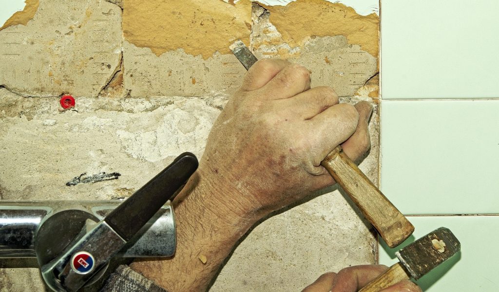 Travaux faciles à faire : remplacer le carrelage de sa salle de bain