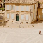 Place de village provençal, illustration d'un redressement fiscal à Draguignan