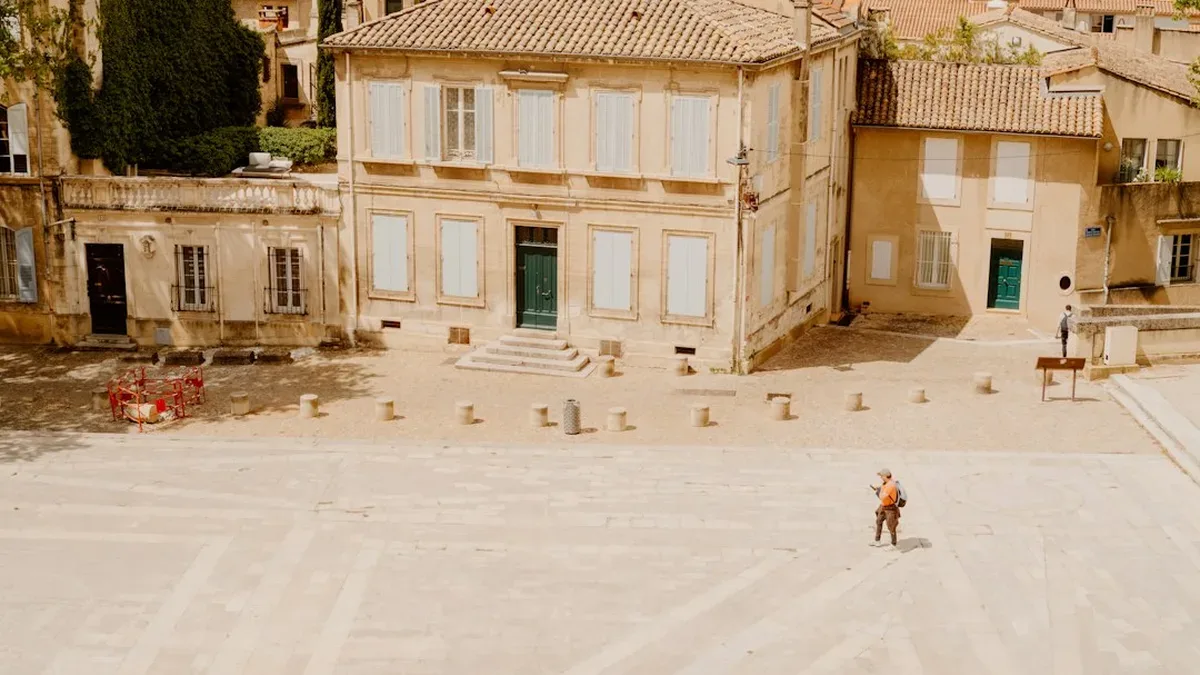 Place de village provençal, illustration d'un redressement fiscal à Draguignan
